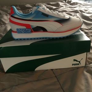 Puma kids size 6 Res white and blue never been worn